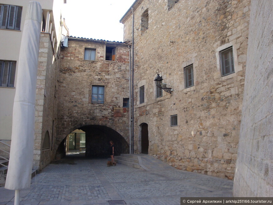 По средневековой крепостной стене Жироны в Каталонии
