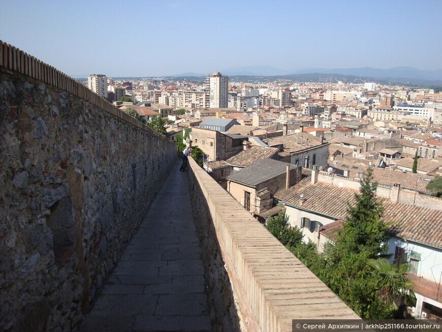 По средневековой крепостной стене Жироны в Каталонии