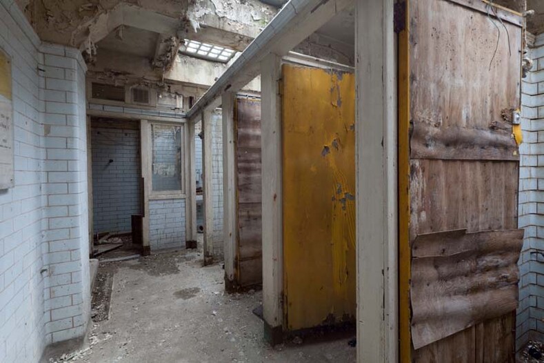 Как живется в общественном туалете: британский архитектор Лаура Джейн Кларк переделала заброшенную уборную в уютные апартаменты