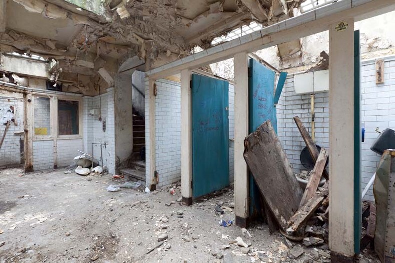 Как живется в общественном туалете: британский архитектор Лаура Джейн Кларк переделала заброшенную уборную в уютные апартаменты
