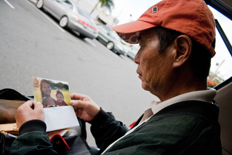 Девушка 10 лет фотографировала бездомных на улицах и среди них нашла своего исчезнувшего отца