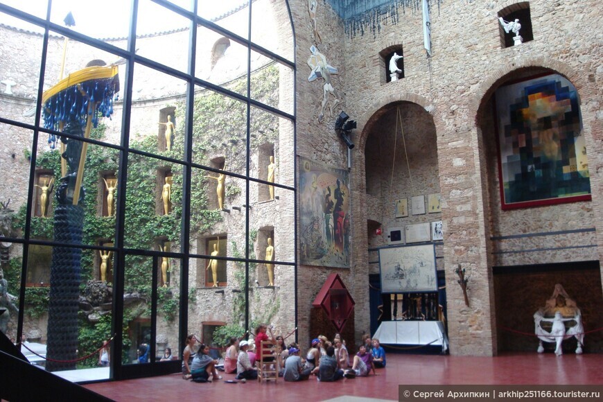 Театр-музей Дали в Фигерасе в Каталонии