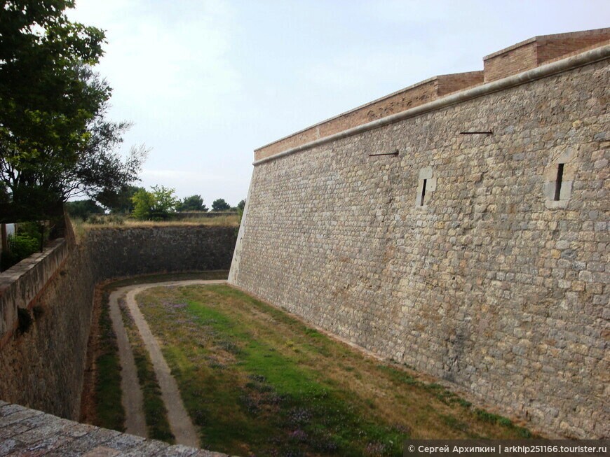 Самая большая крепость 18 века в Европе - крепость Сант-Ферран в Фигерасе