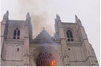 Во Франции горит готический собор святых Петра и Павла 