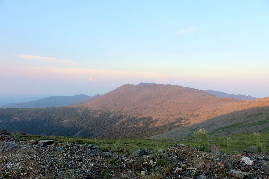 Гора Конжак в синей дымке 