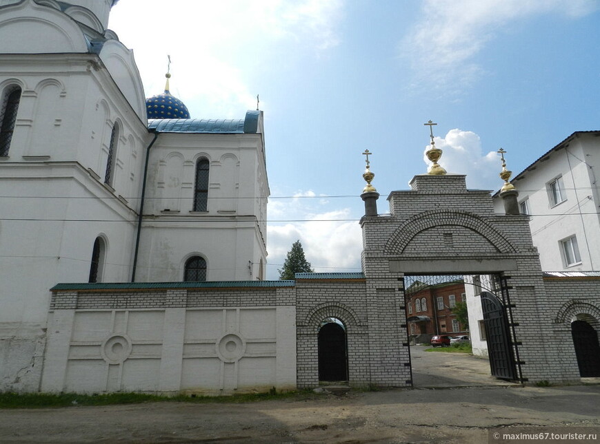 Каждый вечер я у тихой пристани ожидаю теплоходы быстрые