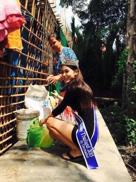 Тайская королева красоты поклонилась матери, которая всю жизнь собирала мусор ради своих детей