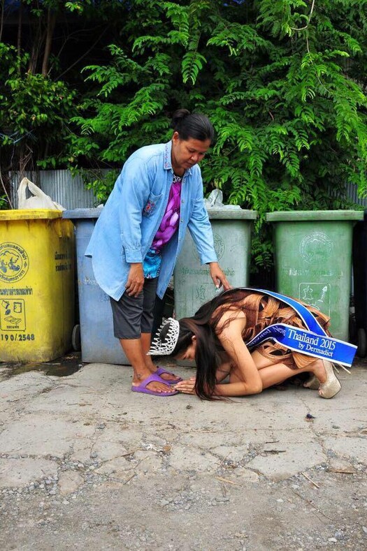 Тайская королева красоты поклонилась матери, которая всю жизнь собирала мусор ради своих детей
