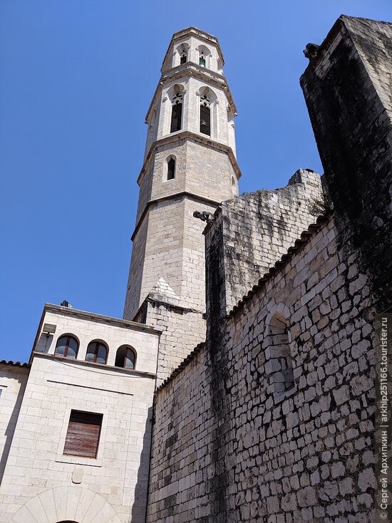 Средневековый собор Сан-Педро в центре Фигераса