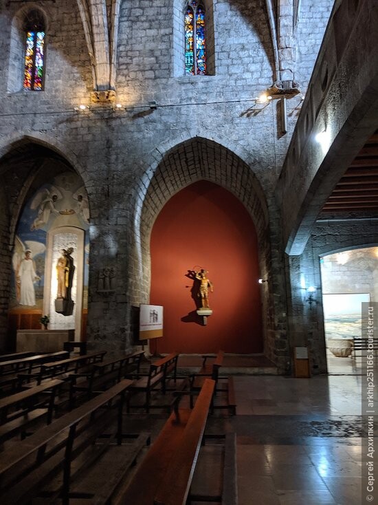 Средневековый собор Сан-Педро в центре Фигераса
