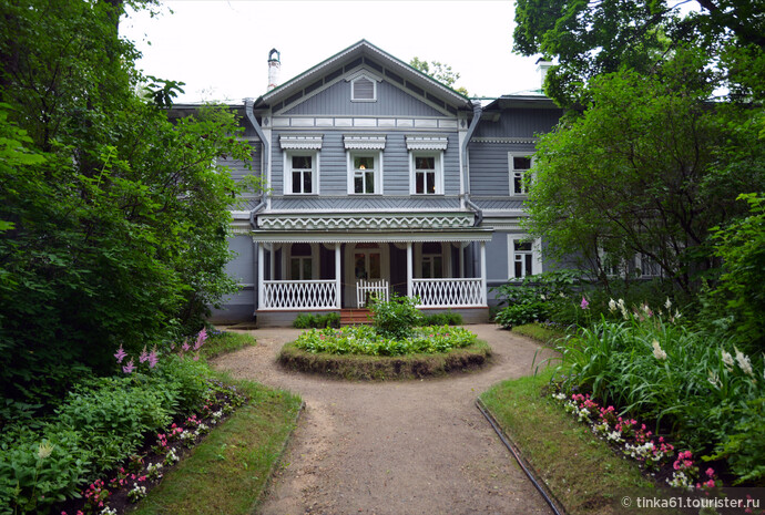 А вот и сам дом, где Петр Ильич поселился 5 мая 1892 года, арендовав его у  мирового судьи Сахарова и где провёл последние полтора года своей жизни. 
Дом стоит в глубине парка. Красивый фасад с террасой, поясками, пилястрами и резными наличниками на окнах.
