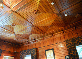 Какие роскошные деревянные резные потолки!
