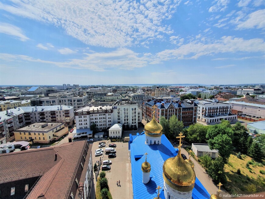 Вида с колокольни Богоявленского собора.
Отель есть на картинке