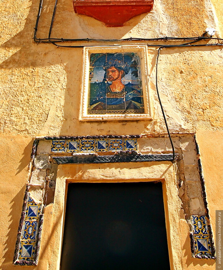 Портрет эмира Бадиса на фасаде Дома Мавританского короля (Casa del Rey Moro)
