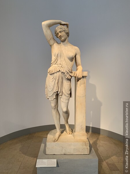 Раненная Амазонка Поликоета Аргоса, Рим, Квиринал, мрамор, 430 год до н.э. Приобретена в 1869 году. Поликлетовская Амазонка - лучшая, из сохранившихся скульптор воительницы. 