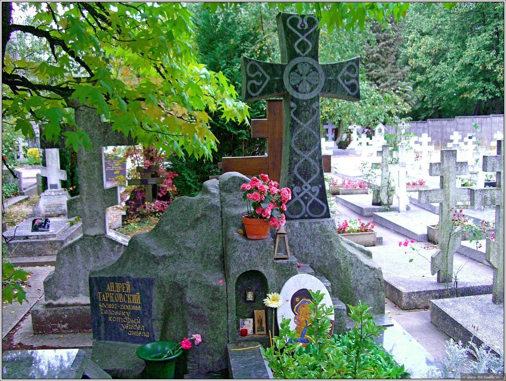 Кладбище сент-Женевьев-де-Буа в Париже