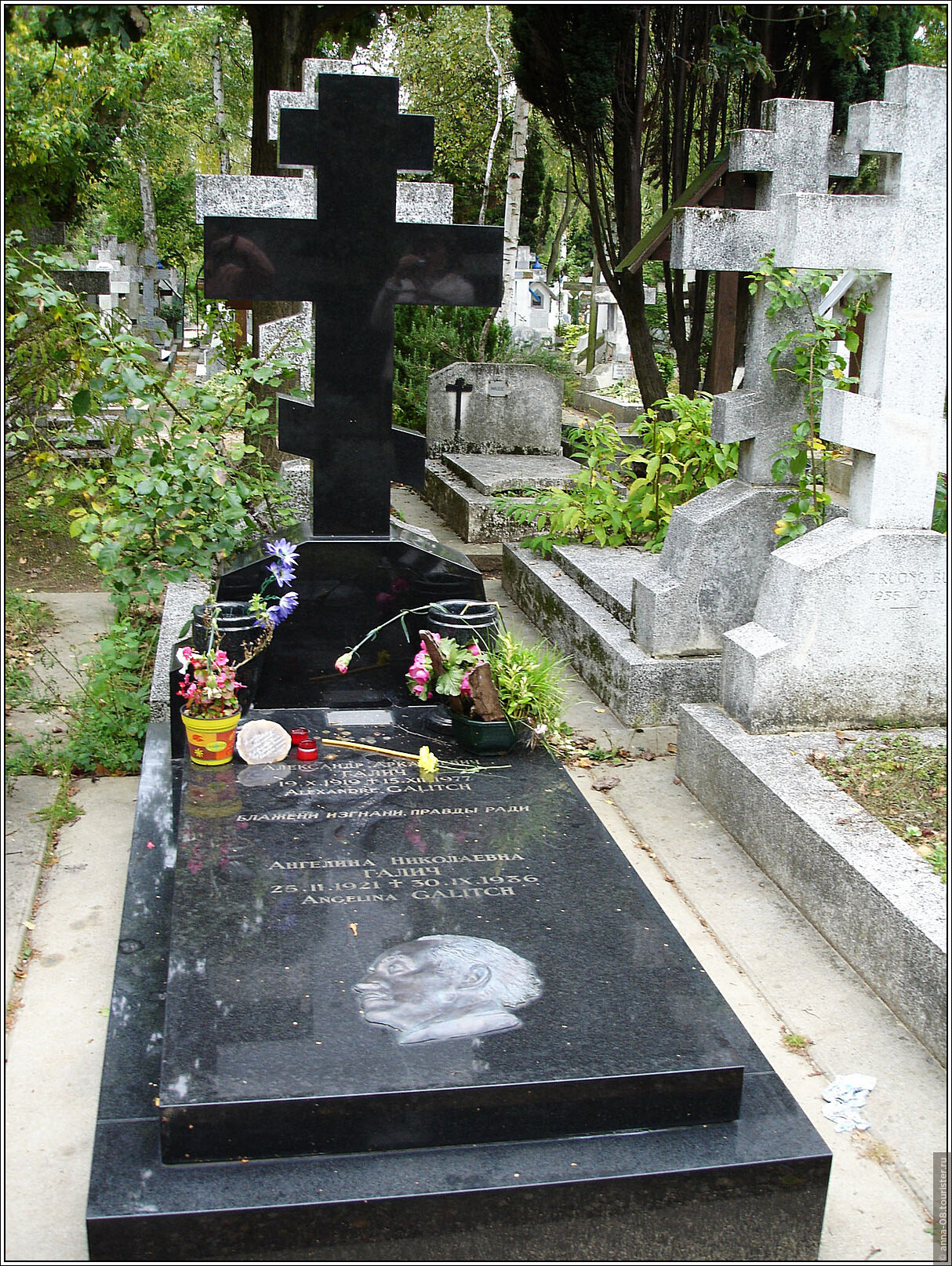 Могила Тарковского на кладбище сент-Женевьев-де-Буа