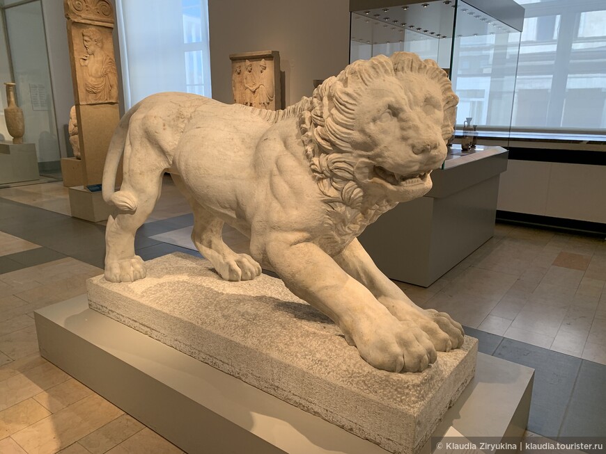 Могильный лев из Аттики, около 320 года до н.э., мрамор. Приобретено в 1891 году. 