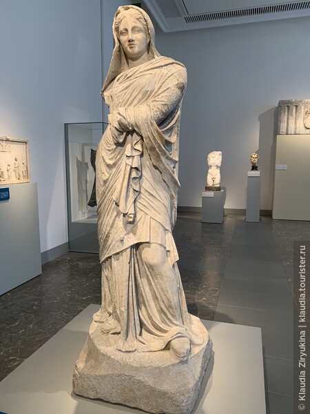 Идеальный образ женщины - гражданки, мрамор, 120-100 годы до н.э. 
