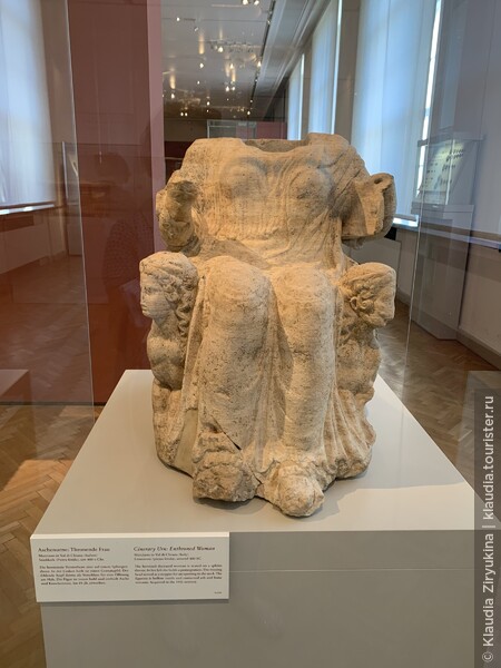 Героизированный покойник на троне из сфинкса, 400 год до н.э. Внутри фигура полая с остатками пепла и костей. Приобретено в конце 19 века у мисс Марчиано.