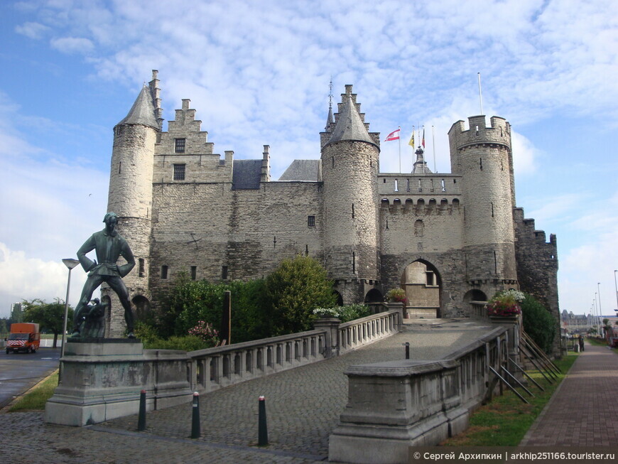Средневековый замок Стен в Антверпене
