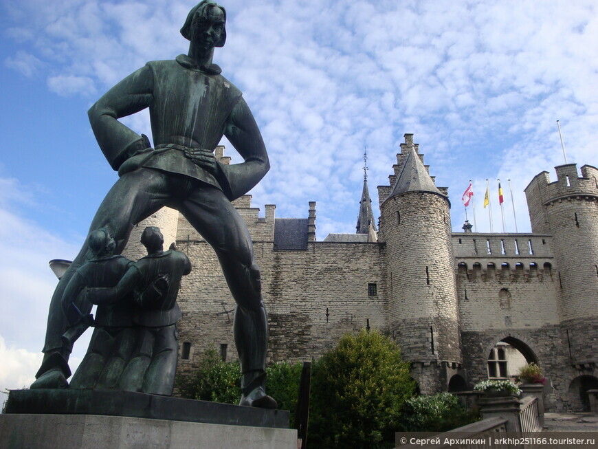 Средневековый замок Стен в Антверпене