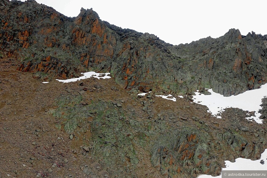 При увеличении фото видны красные отметки пути и место нашего подъёма на вершину скал.