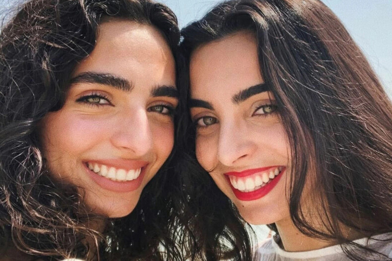 Девушки-двойники, живущие в разных странах, случайно нашли друг друга: родители и друзья сначала перепутали их