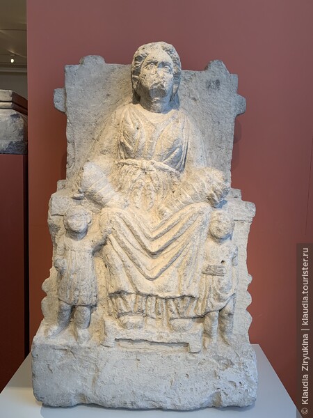 Женщина на троне с детьми, 3-2 века до н.э. Из центрального святилища близ Капуа. Во время раскопок 1845 года около 150 статуй тронных матерей были найдены к северу от алтарного подиума.