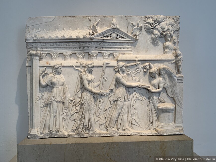 Рельеф с процессией Богов в святилище Рима, нулевые годы, мрамор. Шествие Апполона, Дианы и Латоны к круглому алтарю, перед которым стоит Ника. 