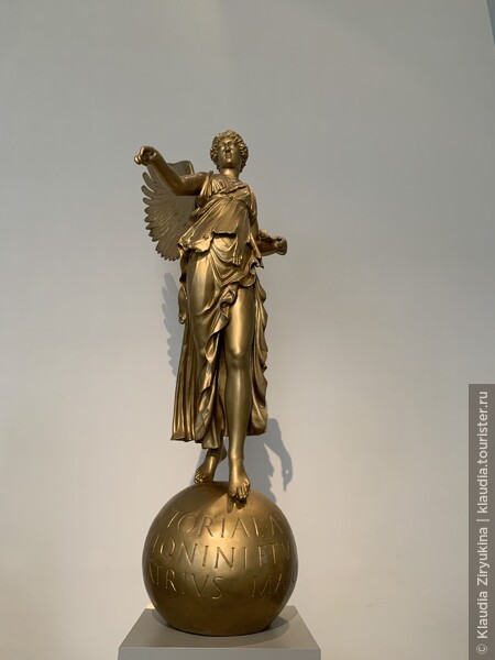 Богиня Победы на небесном шаре. Бронза, позолота, 2 век. Сатрий Майор пожертвовал статую в честь победы Императора Марка Аврелия.