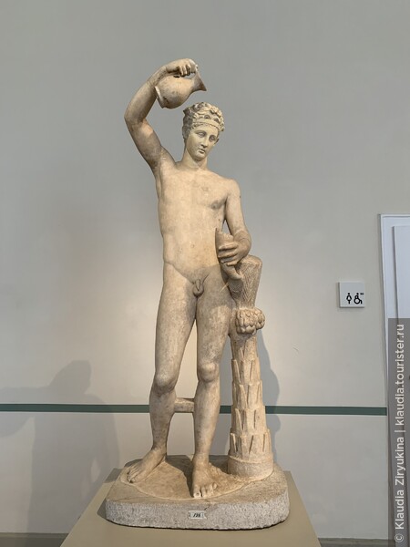 Римская копия 2 века, мальчик - сатир, с греческого оригинала Праксителя 4 века до н.э. Был частью водного сооружения на вилле, кувшин пробит для водопровода. 