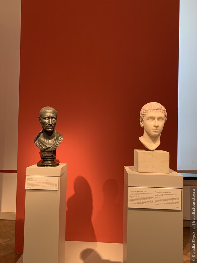 Справа - портрет Клеопатры. Традиционная прическа . Стояла на частной вилле, 1 век. 