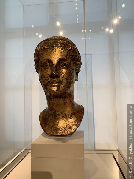 Голова Богини из бронзы, 2 век. Приобретена в Неаполе в 1842 году. Женская голова с идеальными чертами лица и шлемом на голове, скорее всего, это Минерва.