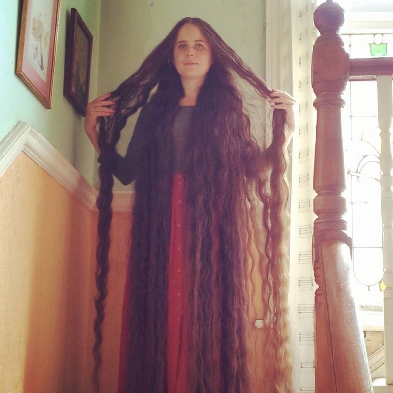 «Британская Рапунцель» с двухметровой косой более 20 лет не мыла голову: женщина рассказывает, почему так произошло, и показывает свои фото