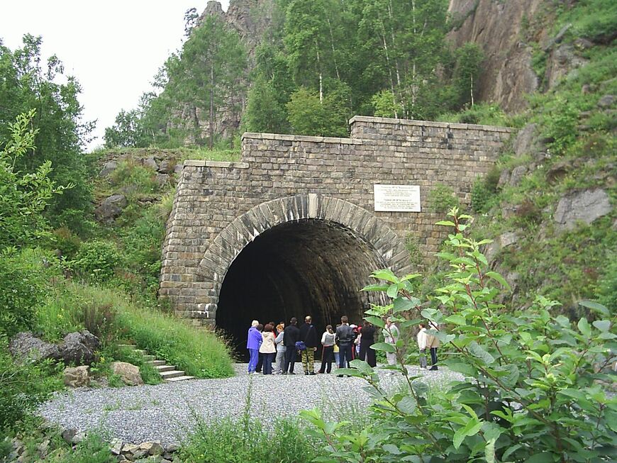 Туристы у тоннеля