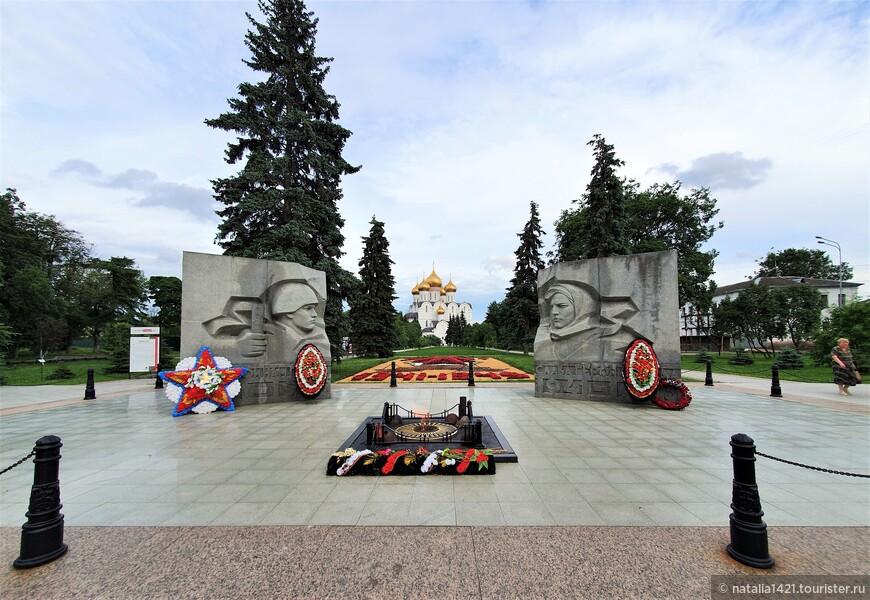 Монумент Славы — памятник в честь боевой и трудовой славы ярославцев в годы Великой Отечественной войны 1941–1945 годов