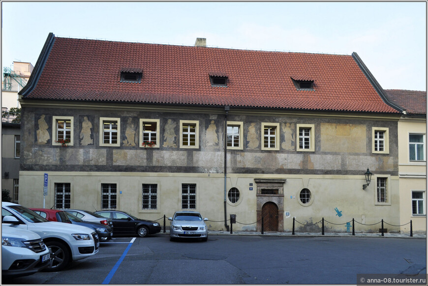 В этом здании была приходская школа церкви Святого Йиндржиха. По надписи над порталом датируется 1588 годом, позже частично была перестроено.