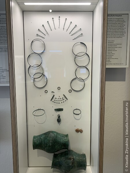 Филигранные заколки использовались для крепления капюшона. Тонкие кольца из бронзы носили как сережки. Кольца, крючки и жемчуг образовывали великолепное ожерелье. 