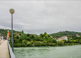 Рейн с автомобильным мостом через него является границей между Швейцарским Бад-Цурцахом и Немецким Кюссабергом, 