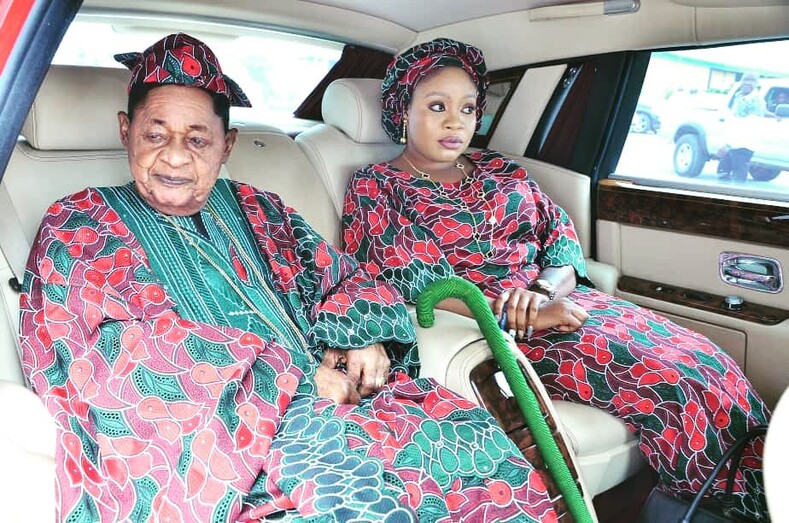 Король Нигерии и гарем: его здоровью остается только позавидовать, в 81 у него 13 жен