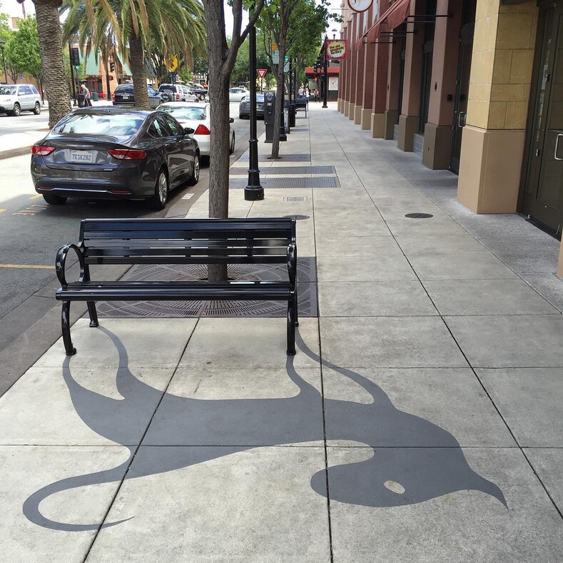 Его тени не исчезают в полдень: калифорнийский художник подделал тени от предметов на улице, получилось забавно