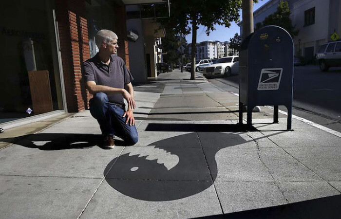 Его тени не исчезают в полдень: калифорнийский художник подделал тени от предметов на улице, получилось забавно