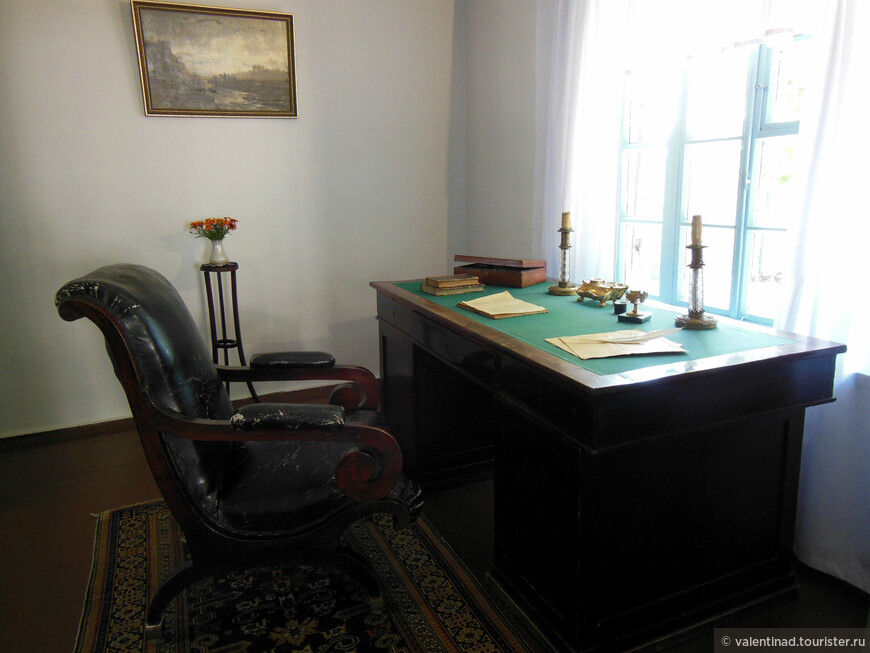 Комната (кабинет) М. Ю. Лермонтова. Кресло и стол были перевезены из петербургской квартиры Лермонтова. Это его личные подлинные вещи. Их передала в дар музею троюродная племянница поэта - Евгения Акимовна Шан-Гирей.