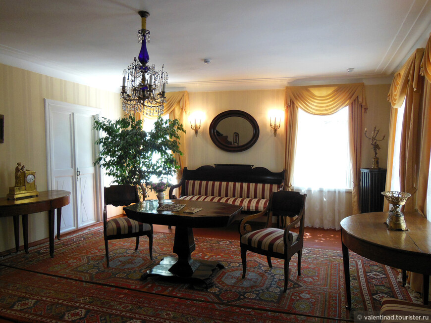Гостиная, в которой произошла ссора Мартынова с Лермонтовым. Обстановка гостиной воспроизведена очень точно благодаря сохранившемуся рисунку венгерского художника Михая Зичи. 
