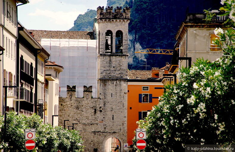 Часть городской стены Porta di San Michele, 13 век, наверху есть небольшая колокольня