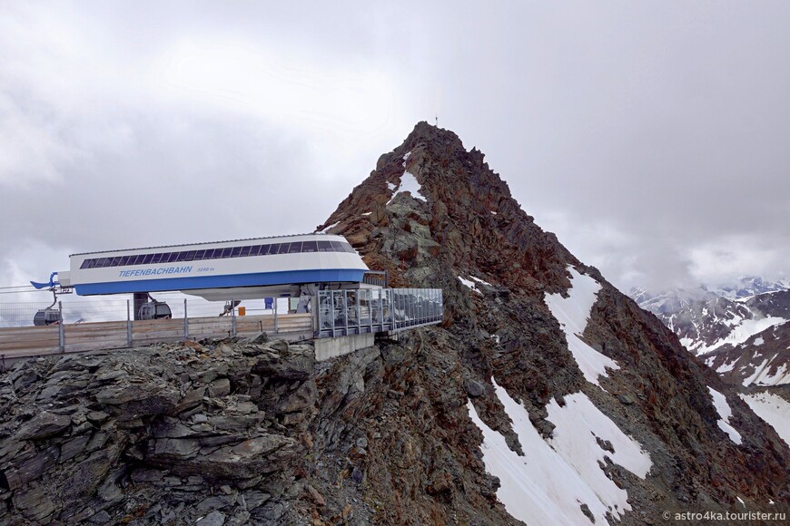 Станция подъёмника на высоте 3249 метров. 