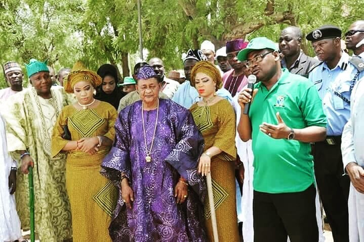 Король Нигерии и гарем: его здоровью остается только позавидовать, в 81 у него 13 жен