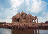 akshardham_monument_with_sarovar-034.jpg