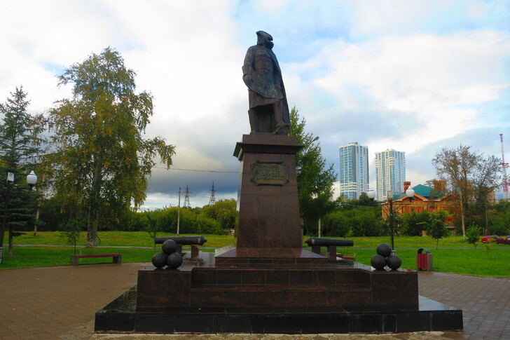 Памятник В. Татищеву